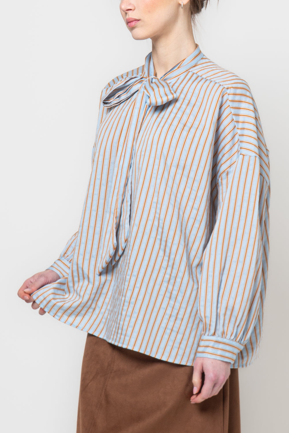 Camicia a righe con fiocco