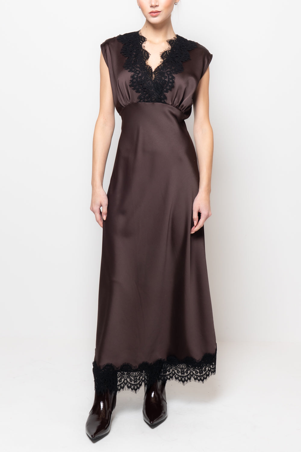 Abito in satin con scollo a v