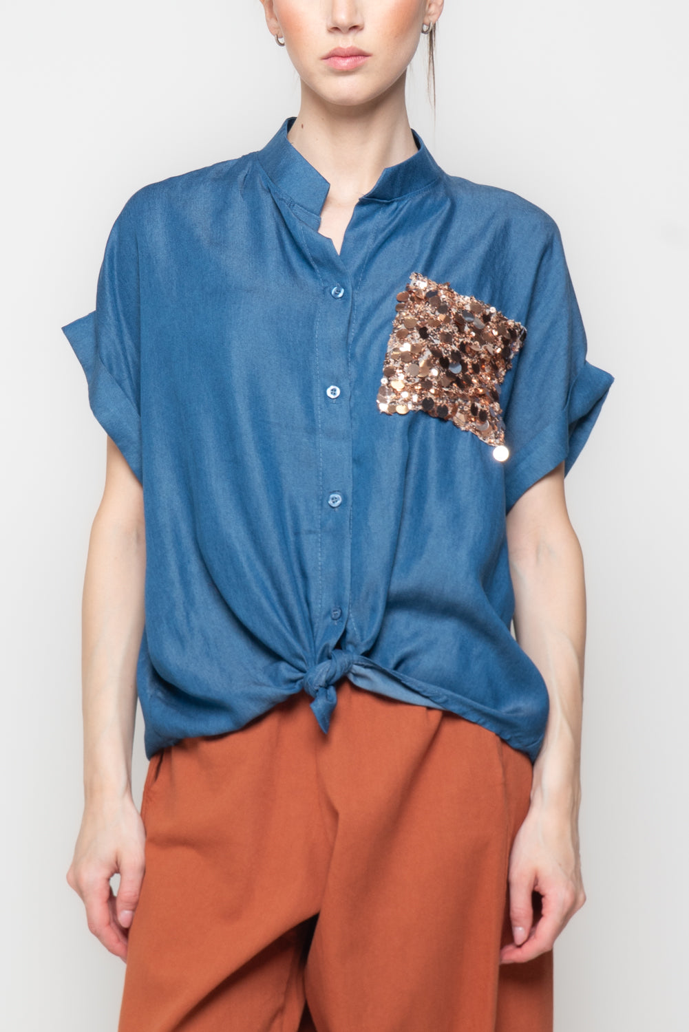Camicia con tasca in paillettes