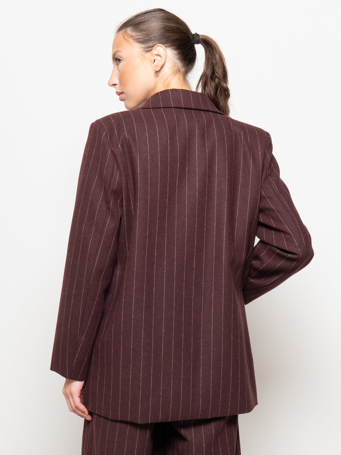 Blazer gessato con cintura in ecopelle