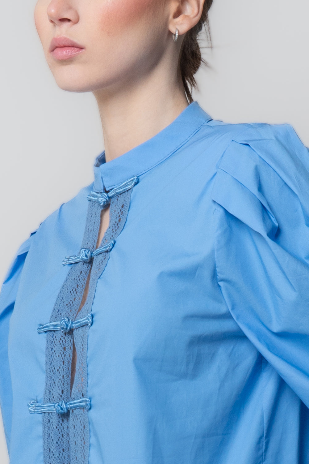 Camicia con Inserti in Pizzo e Chiusura a Nodi