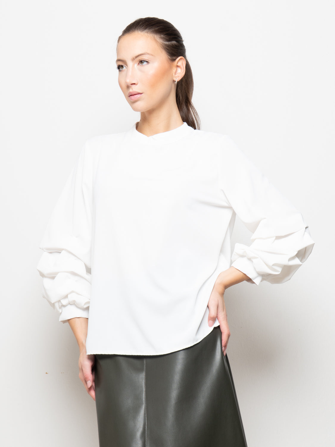 Blusa con maniche arricciate