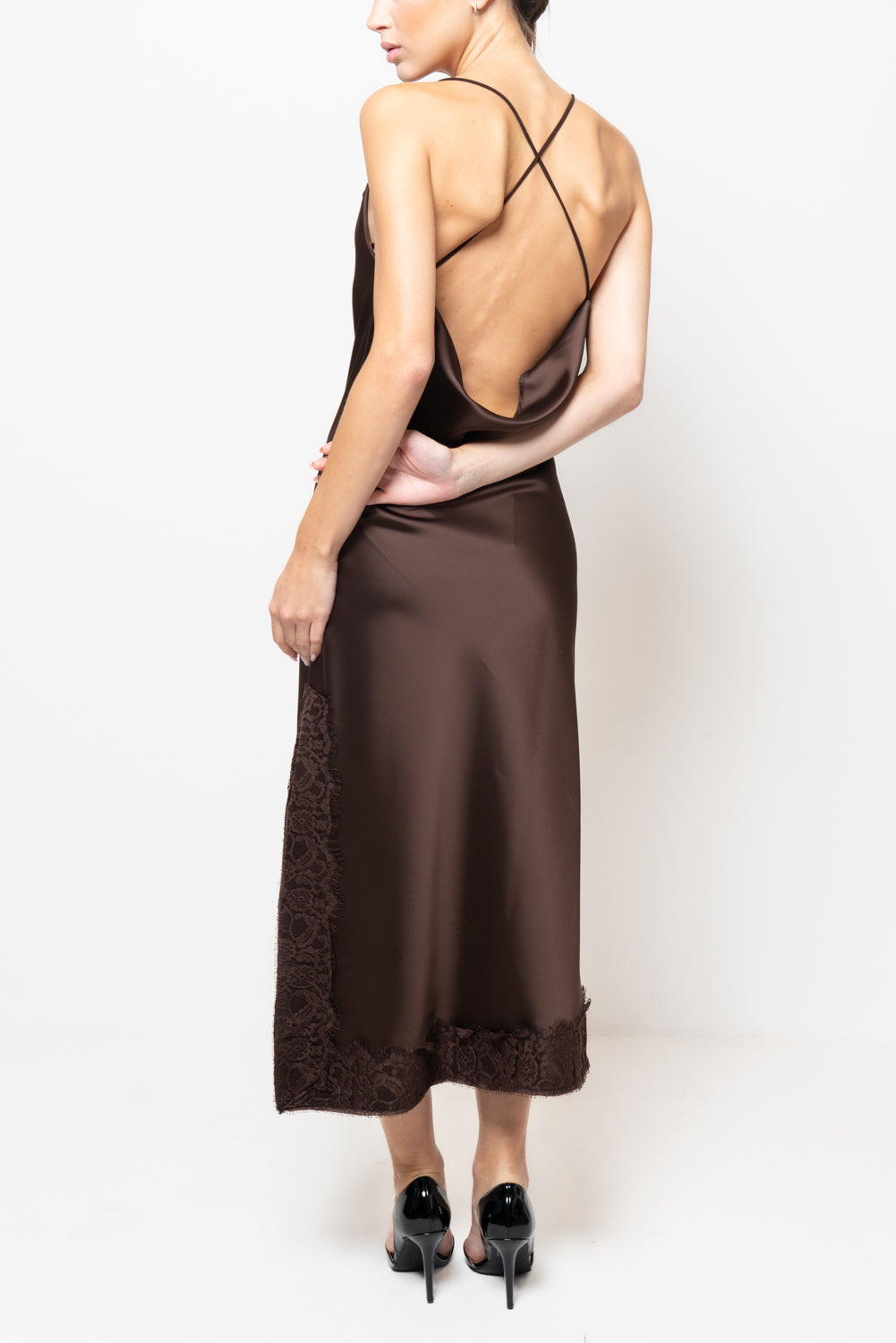 Abito in satin con intarsi in pizzo