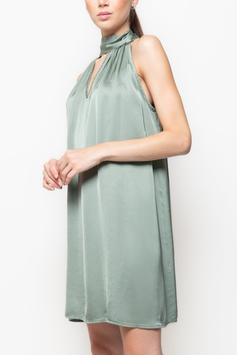 Abito in Satin con Scollo all'Americana corto