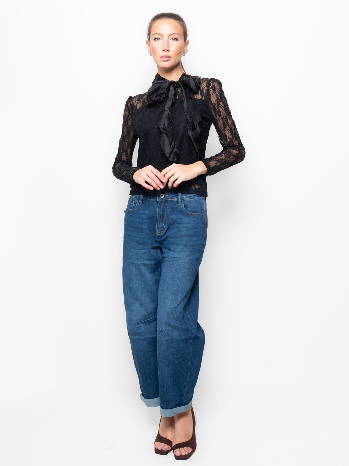 Blusa in pizzo con fiocco collo alto