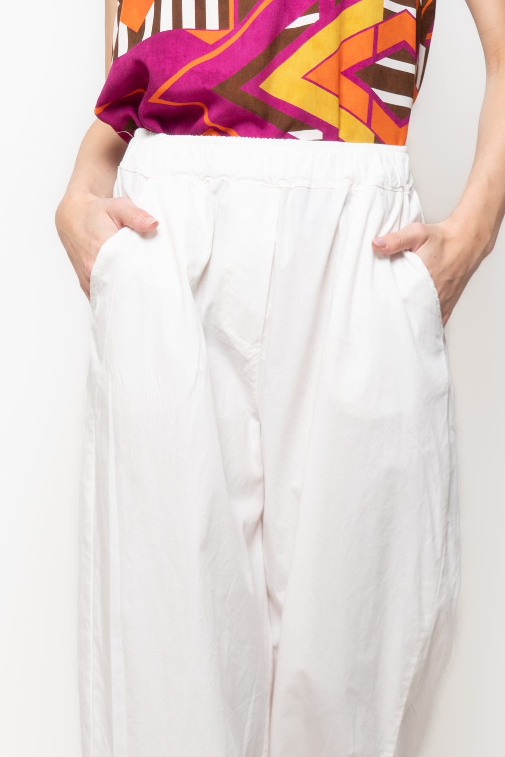 Pantalone barrel con maxi tasca