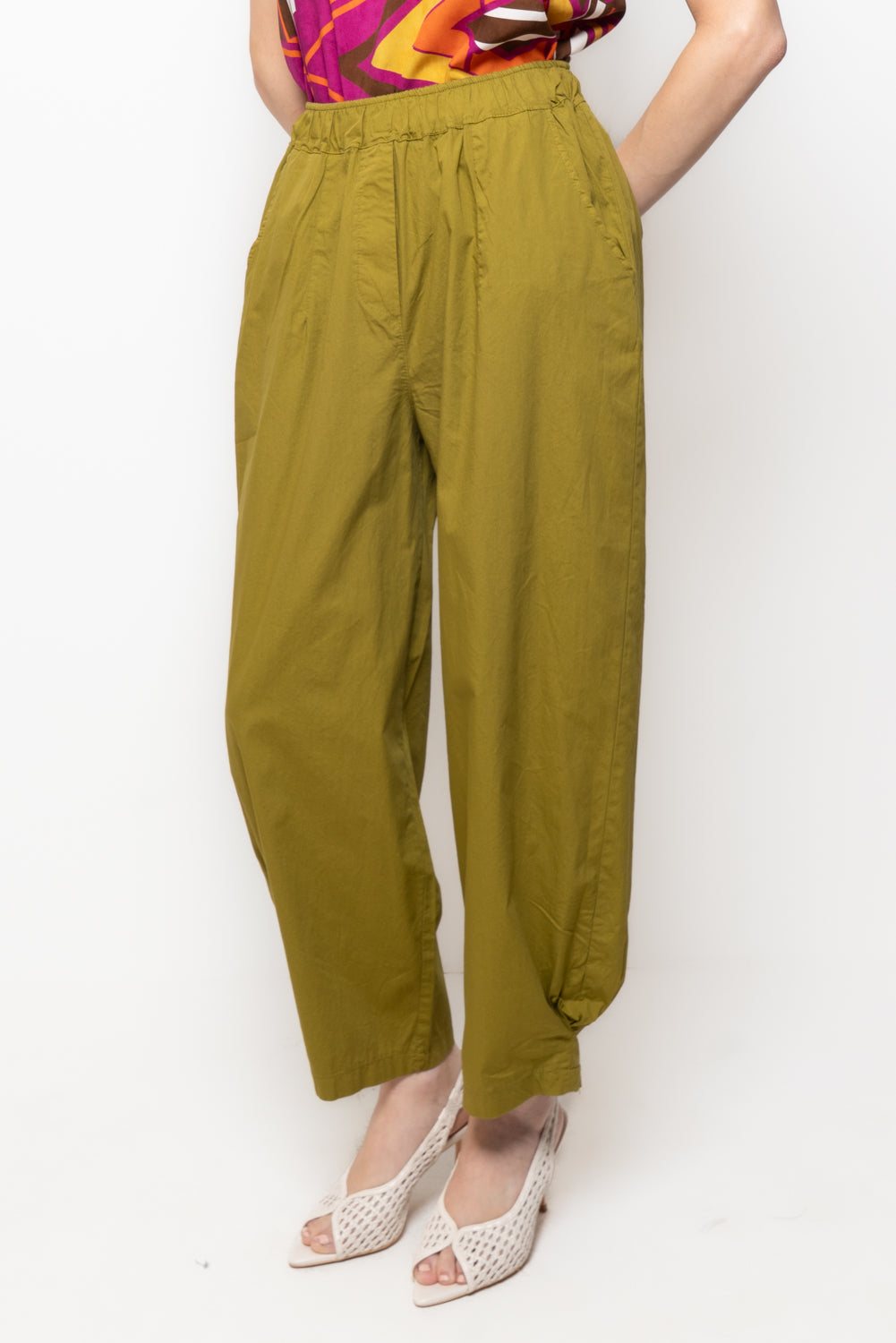 Pantalone barrel con maxi tasca