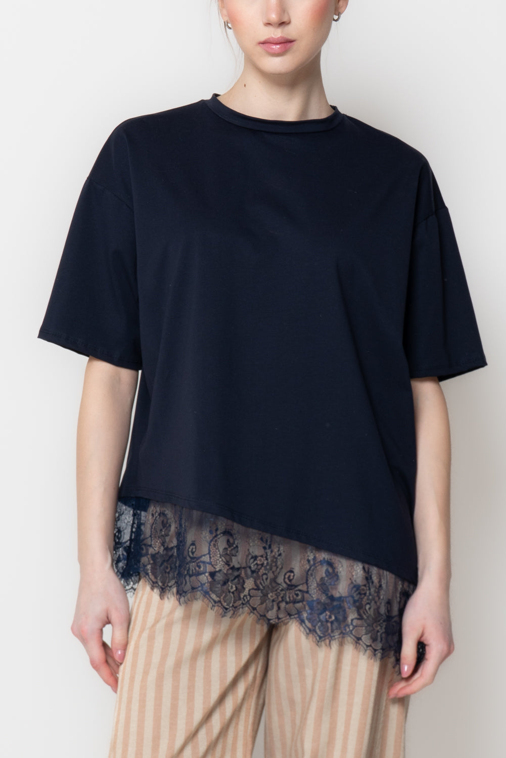 T-shirt con Fondo Asimmetrico in Pizzo