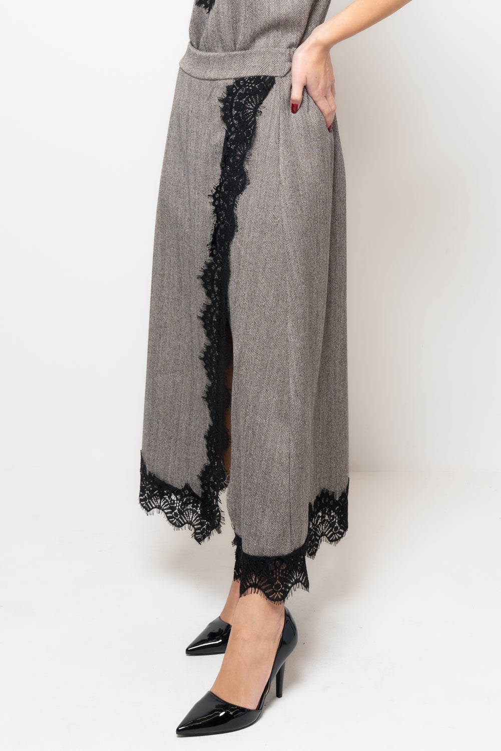 Gonna in tessuto spigato con profilo in pizzo