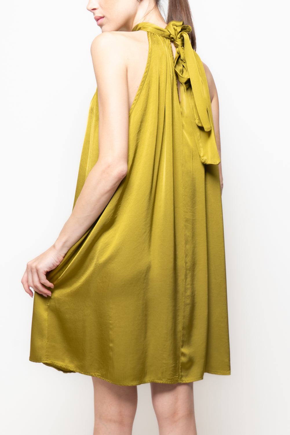 Abito in Satin con Scollo all'Americana corto