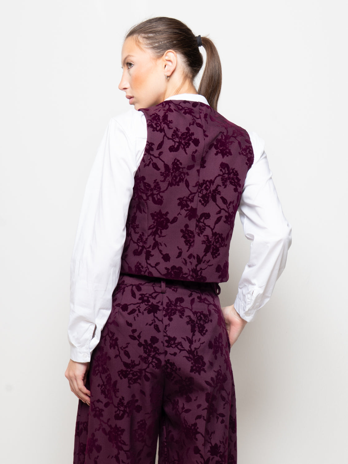 Gilet corto a fiori con bottoni
