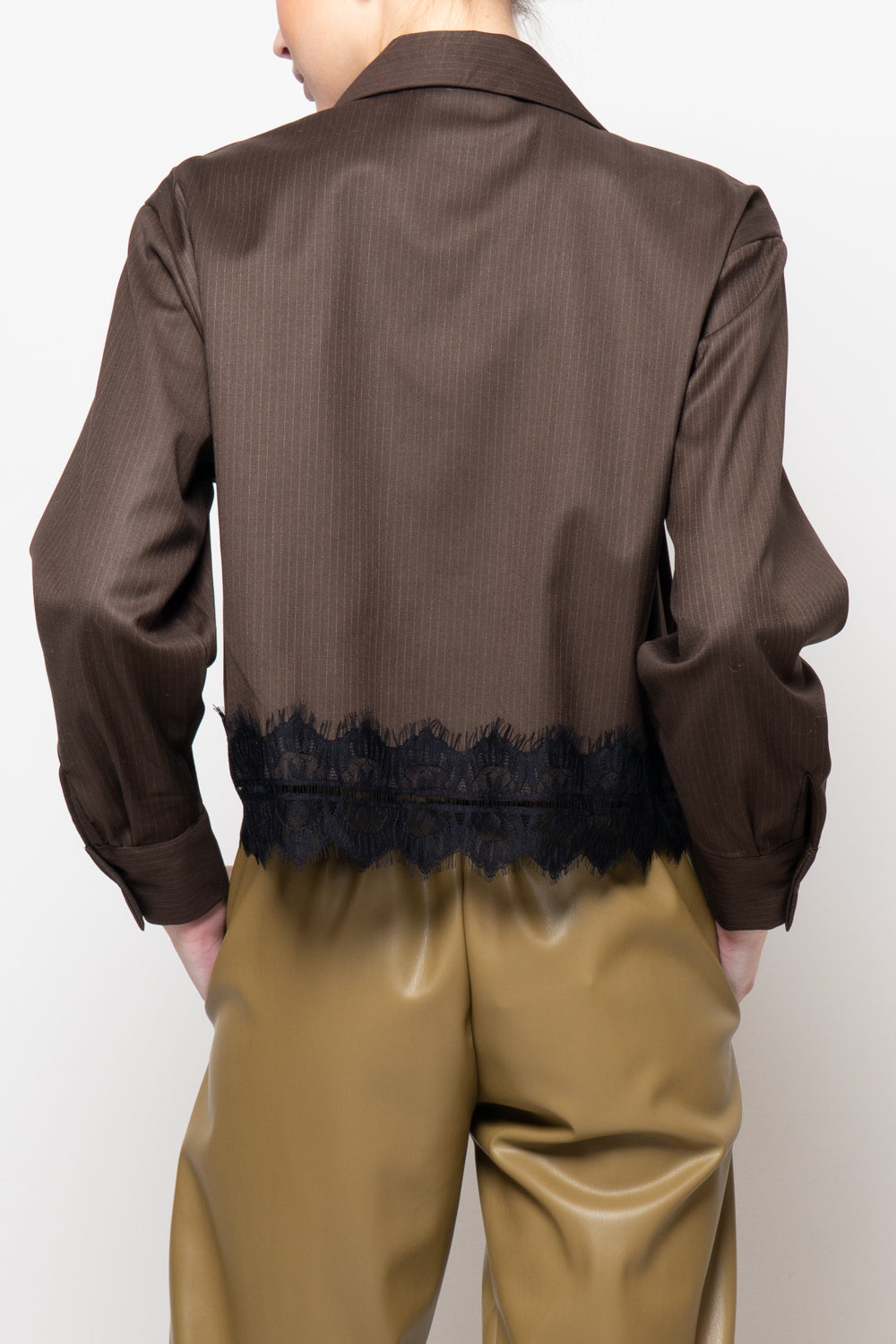 Camicia gessata con balza in pizzo