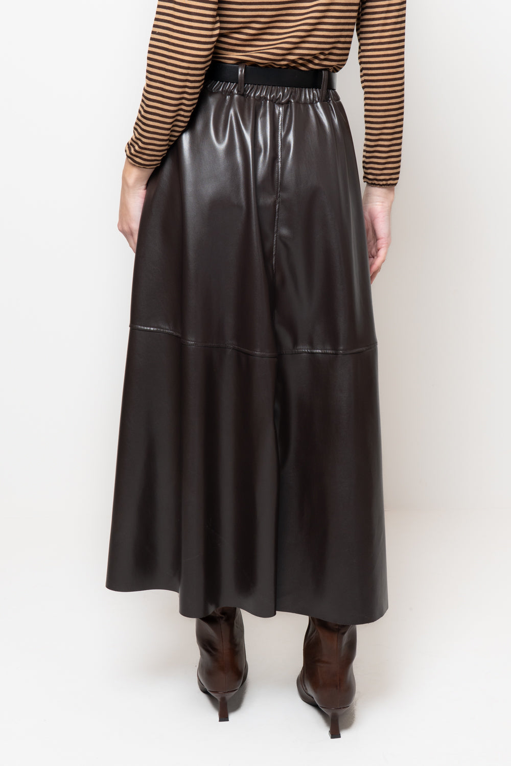 Gonna in ecopelle con cuciti frontali