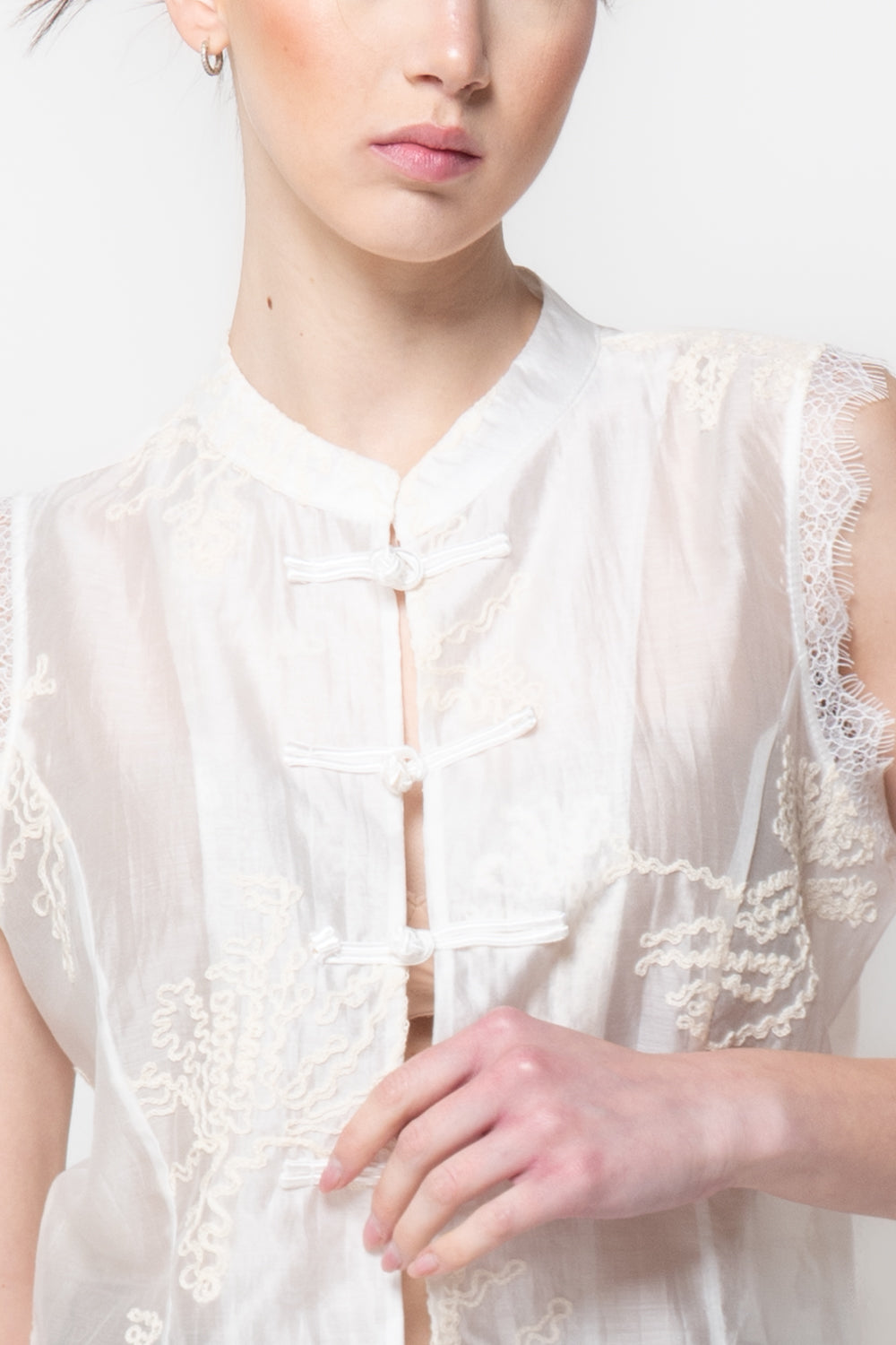 Camicia Smanicata con Alamari e Pizzo
