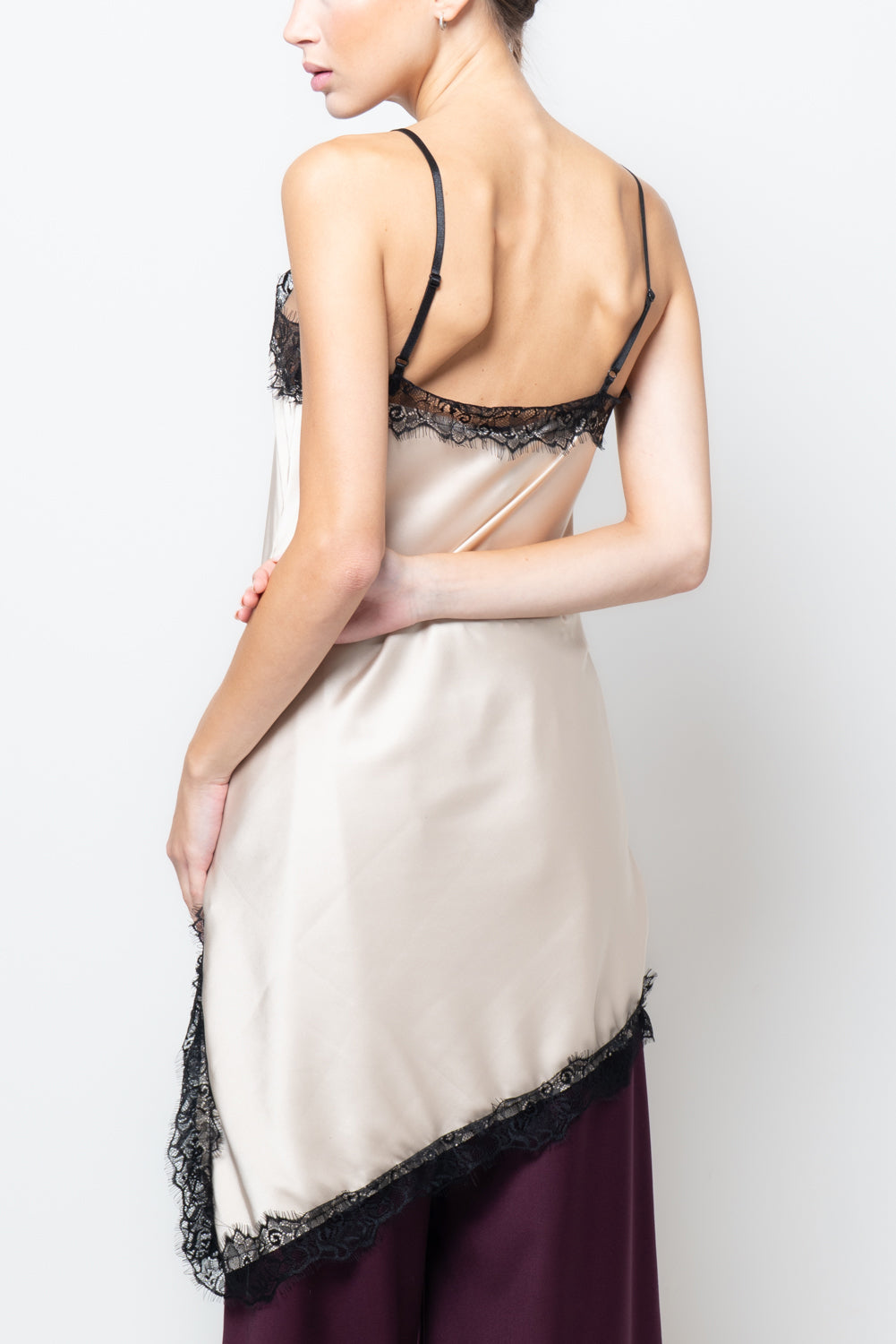 Abito satin con profili in pizzo