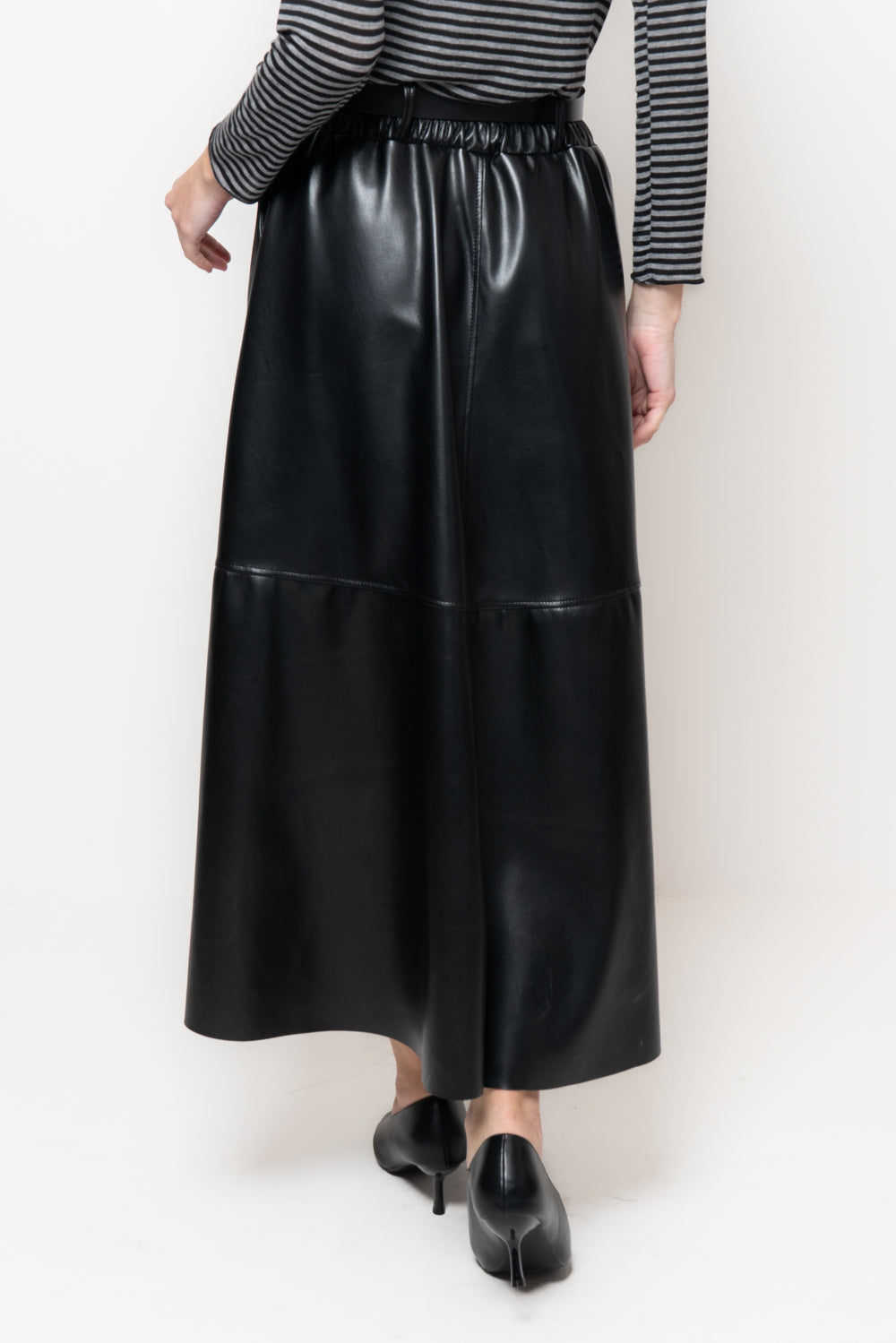 Gonna in ecopelle con cuciti frontali