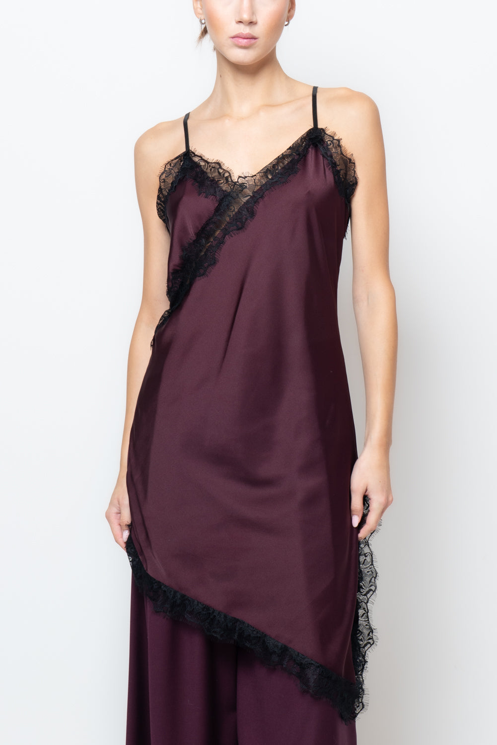 Abito satin con profili in pizzo