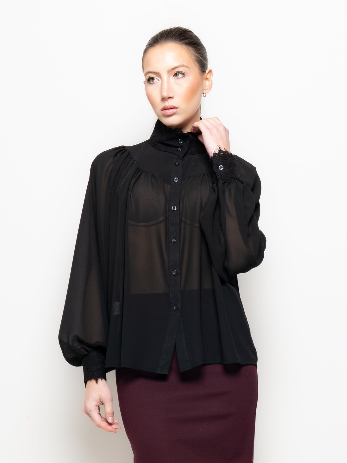 Camicia con pizzo a contrasto