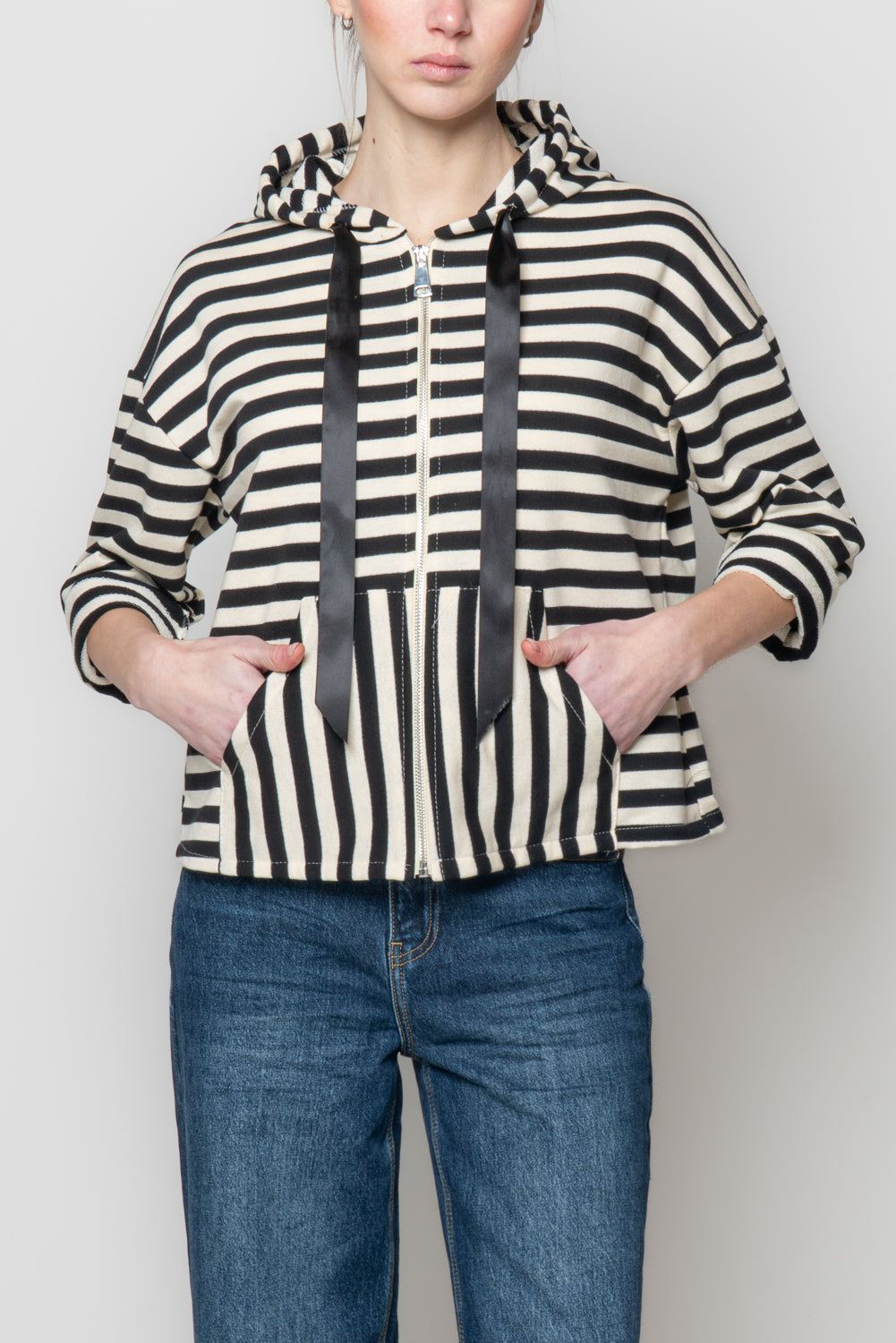 Felpa a righe con cappuccio