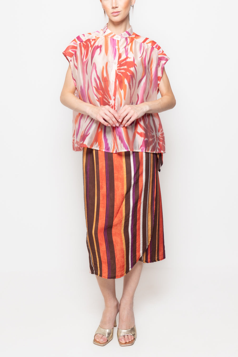 Blusa Smanicata con Colletto alla Coreana e Stampa Astratta