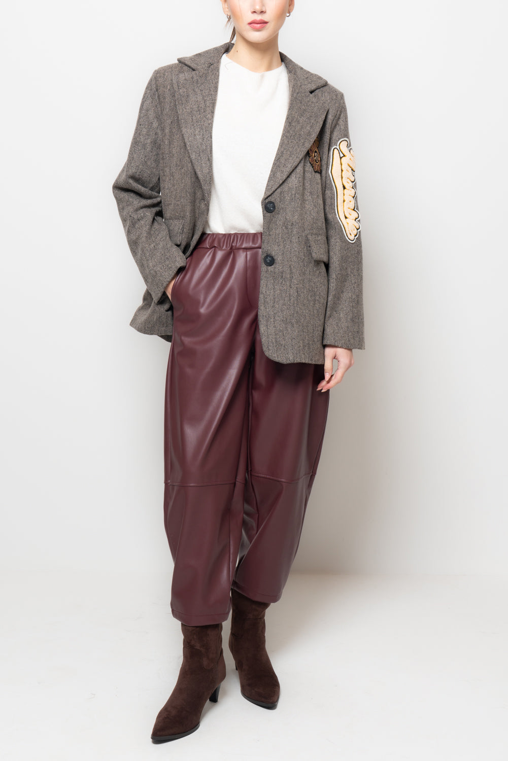 Giacca spigata con applicazioni