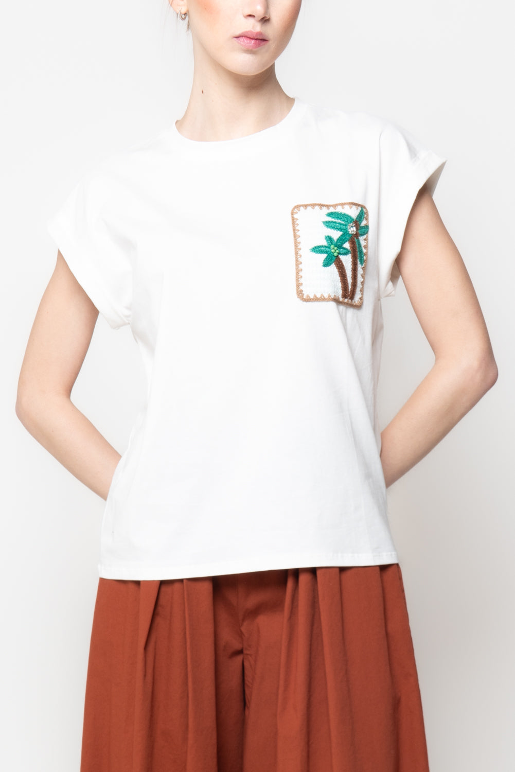 T- Shirt con Taschino e Ricamo