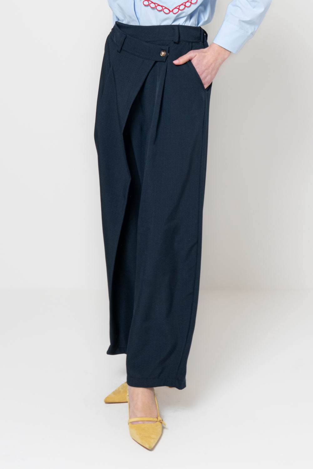 Pantalone baggy con bottone storto