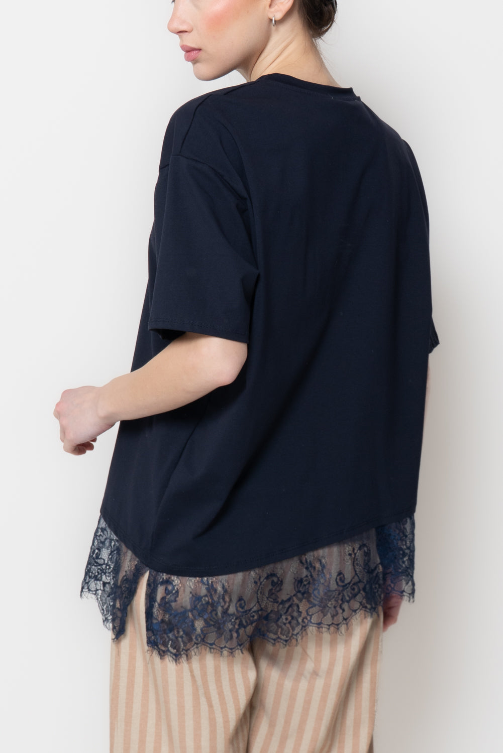 T-shirt con Fondo Asimmetrico in Pizzo