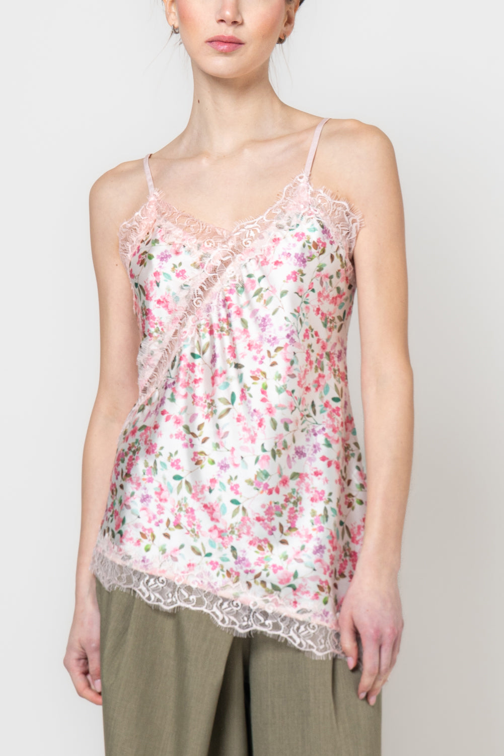 Top satin con profili in pizzo