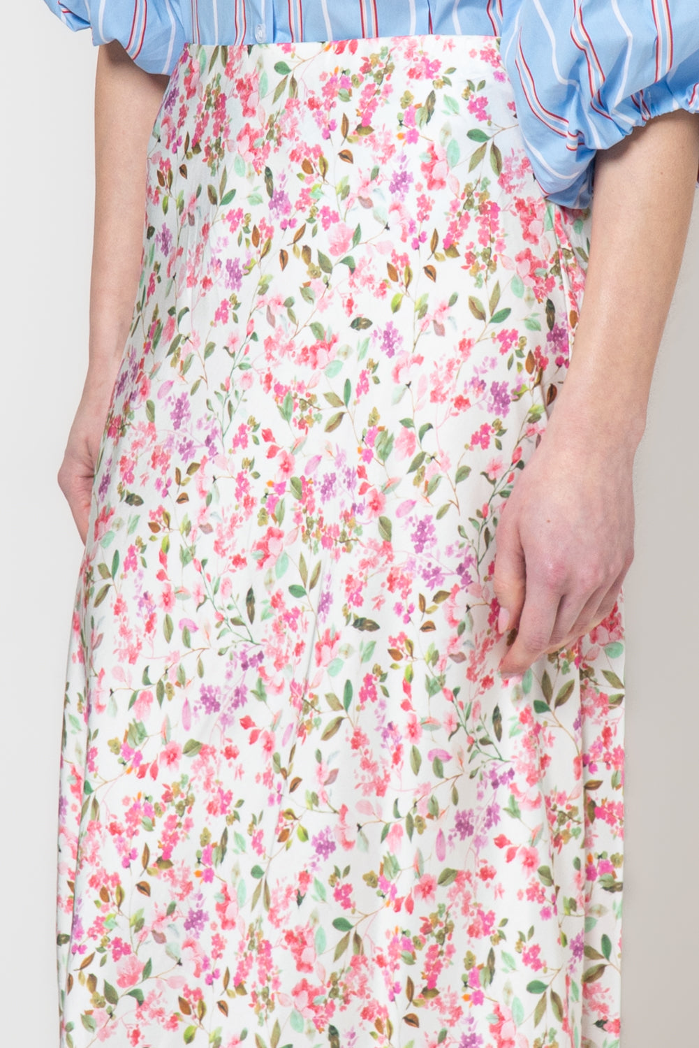 Gonna satin con fiori