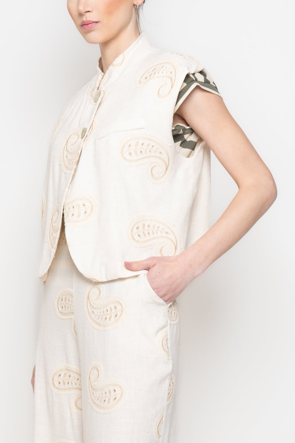 Gilet asimmetrico con ricami