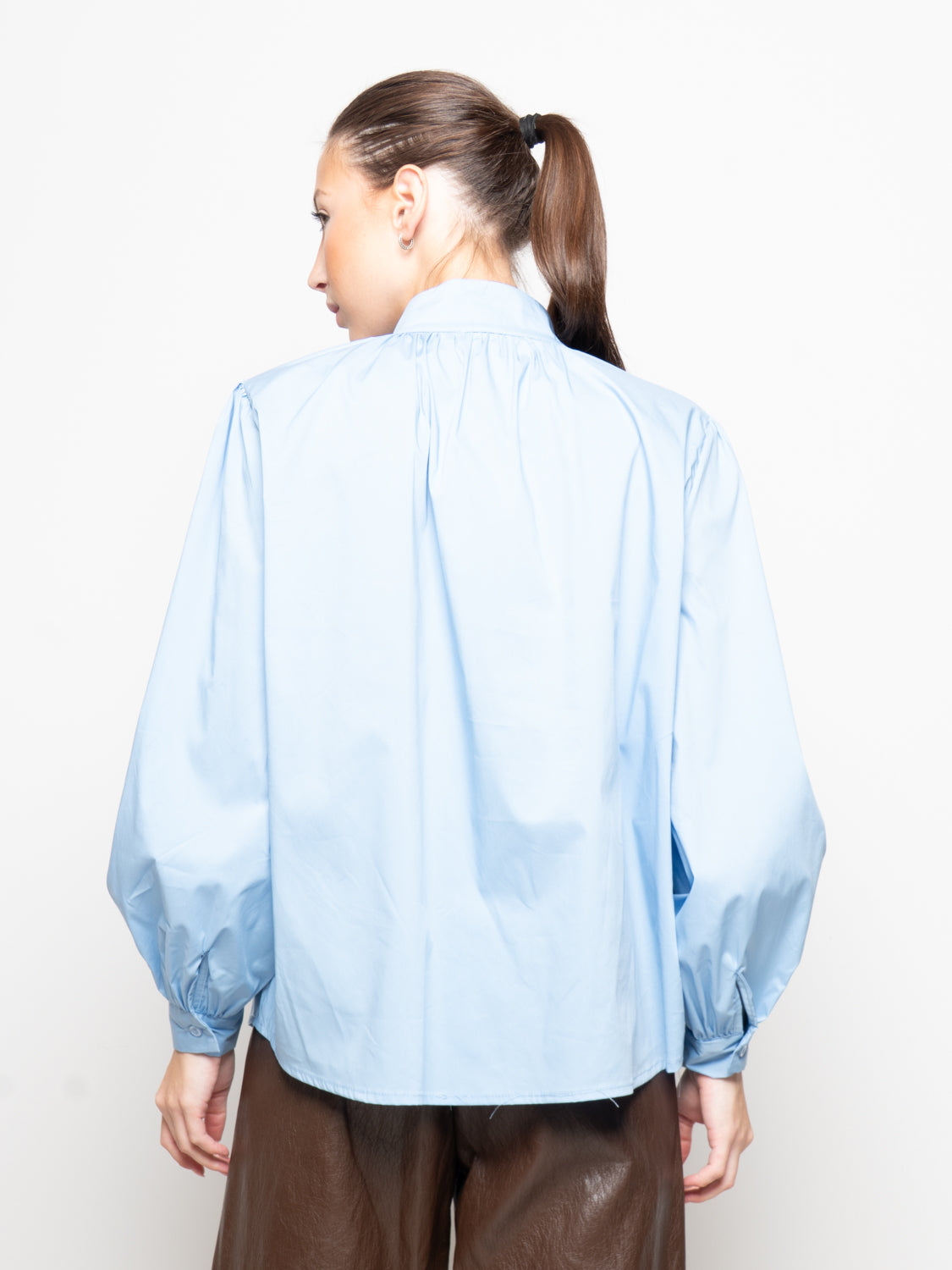 Camicia con collo alla coreana arricciato