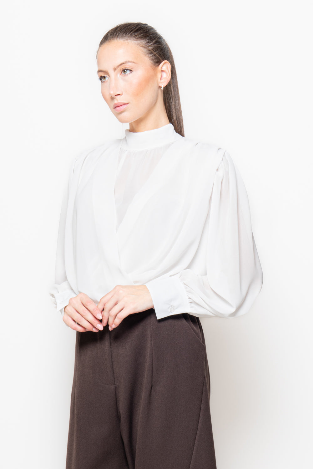 Blusa crop con drappeggio incrociato