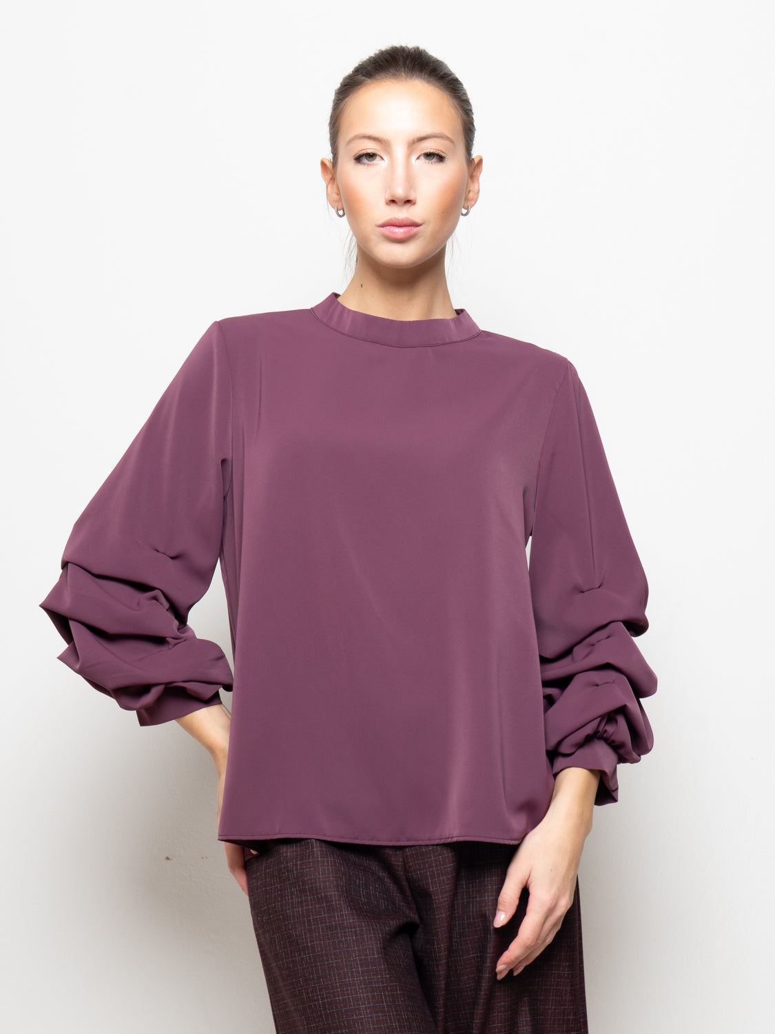 Blusa con maniche arricciate