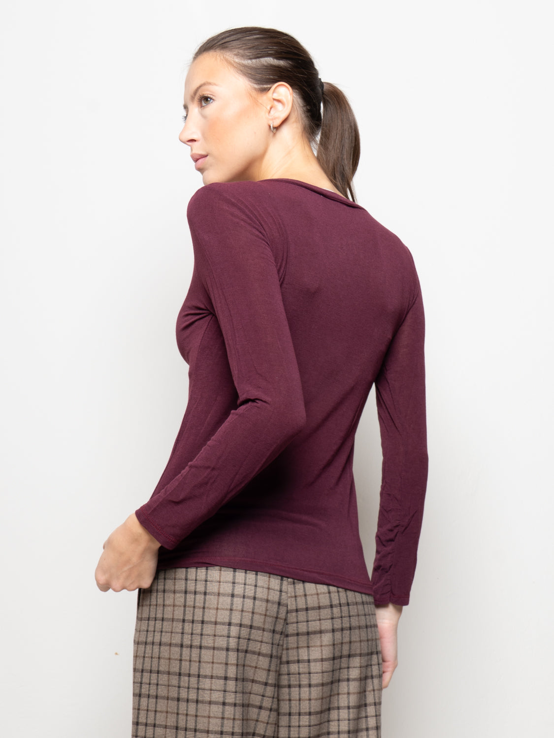 Top con scollo a V sul retro e bottoncini