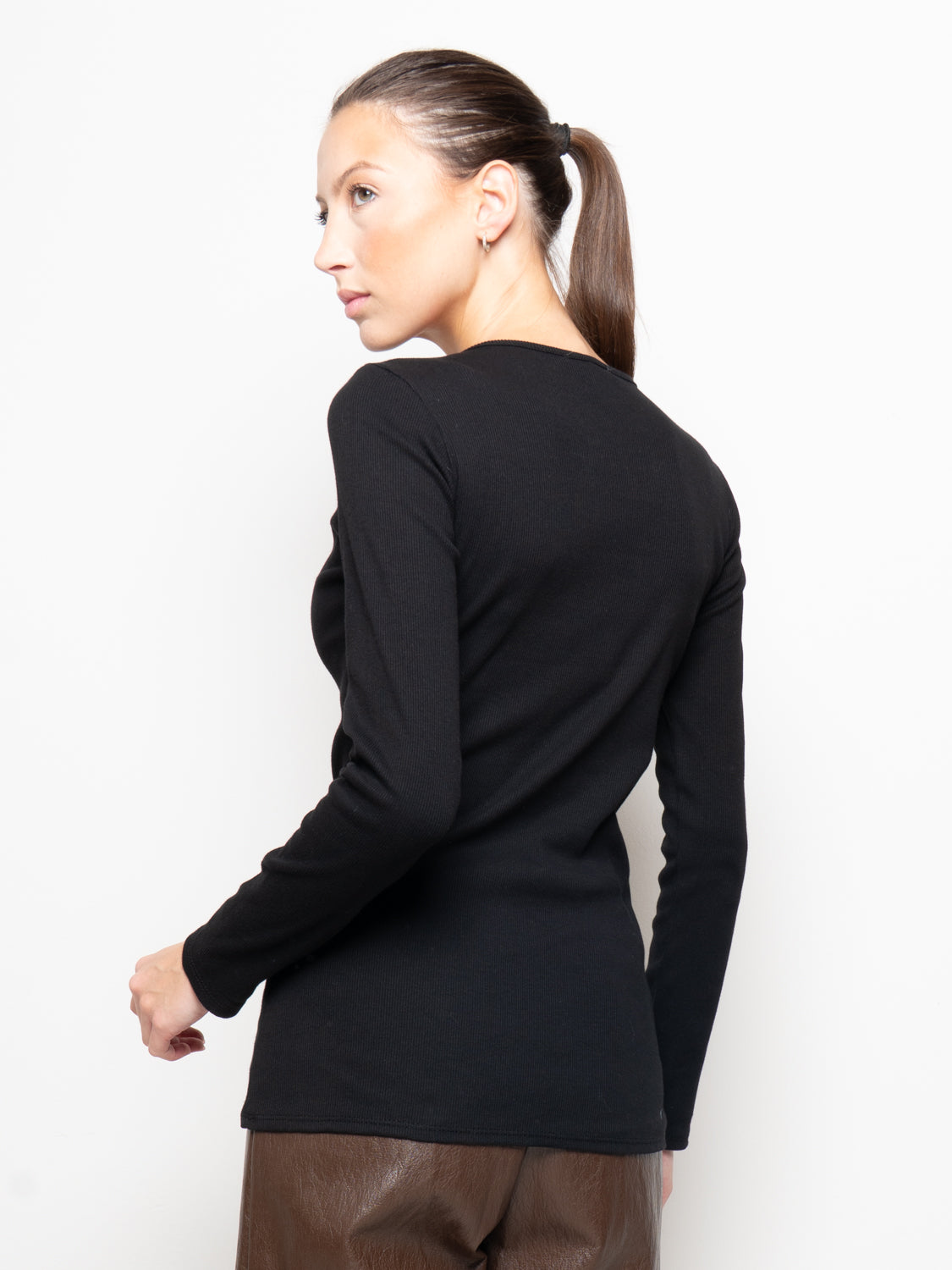 Maglia a costine con scollo a serafino