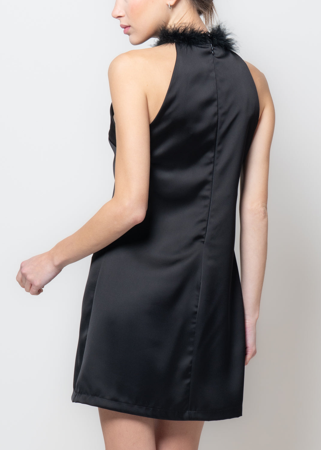 Abito scollo all'americana con piume