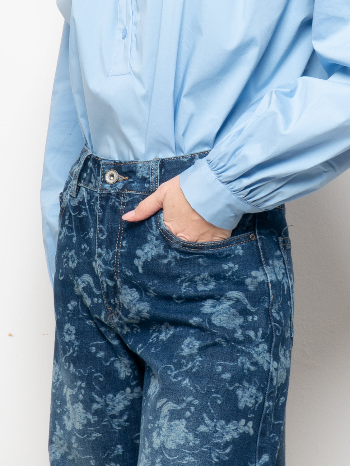 Jeans ampio con stampa floreale