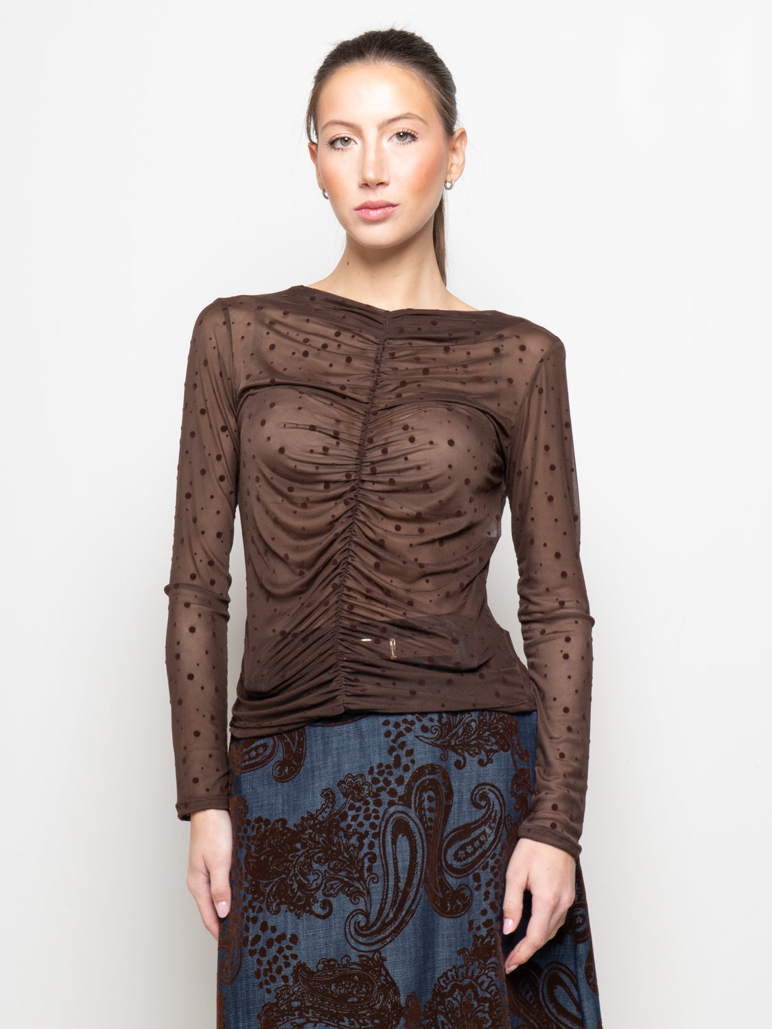 Top in tulle a pois con arricciatura