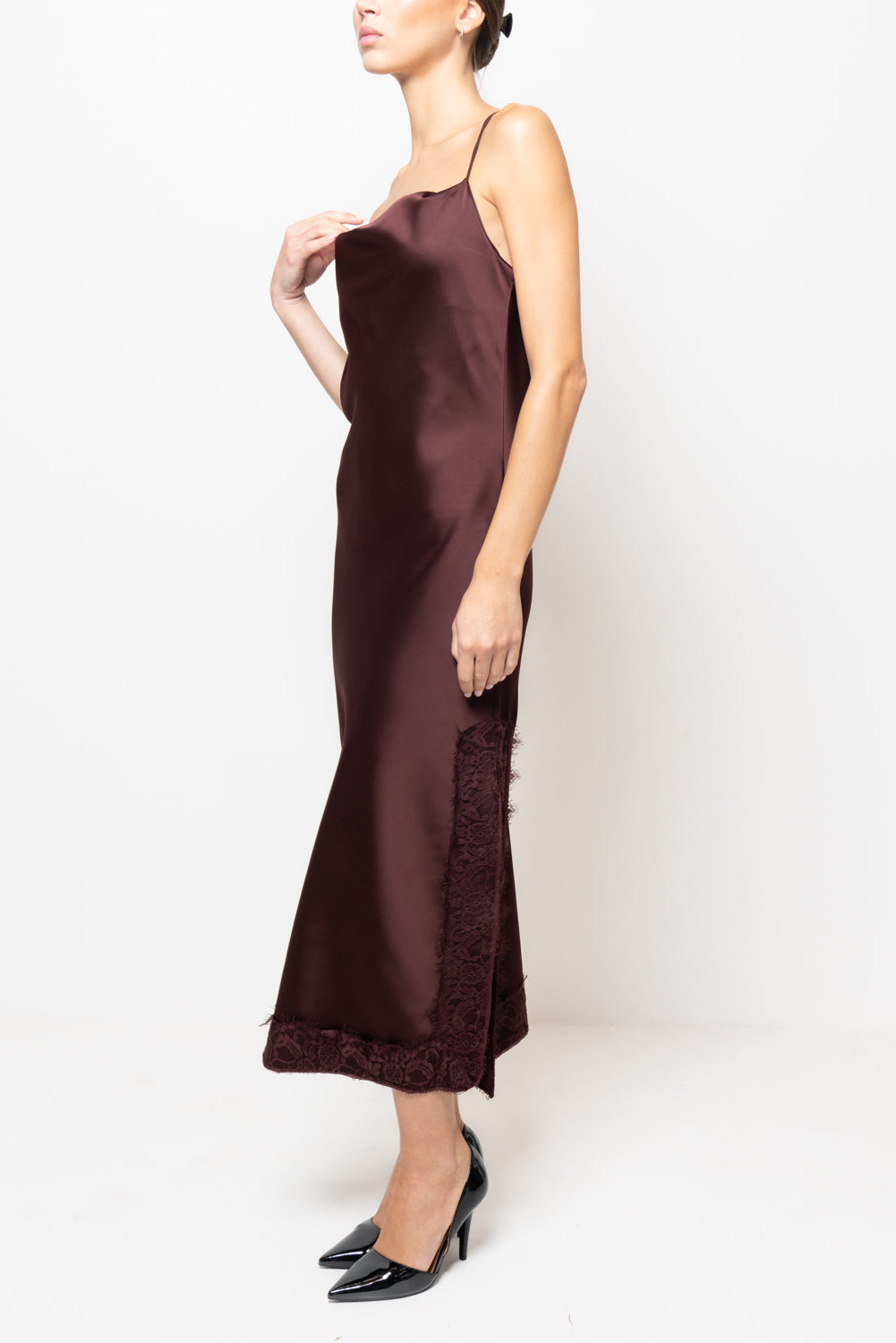 Abito in satin con intarsi in pizzo