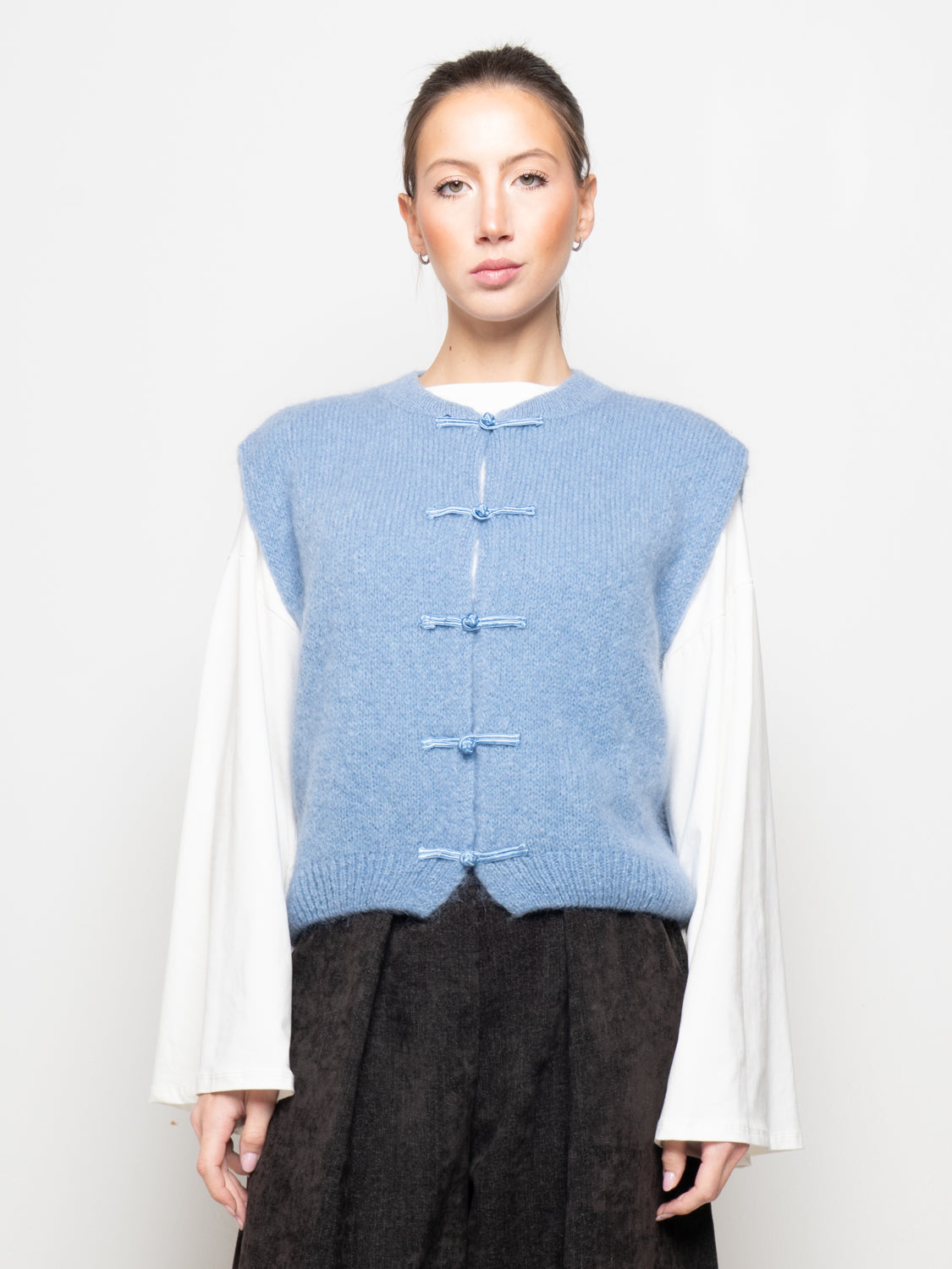 Gilet smanicato in maglia con chiusura a nodi