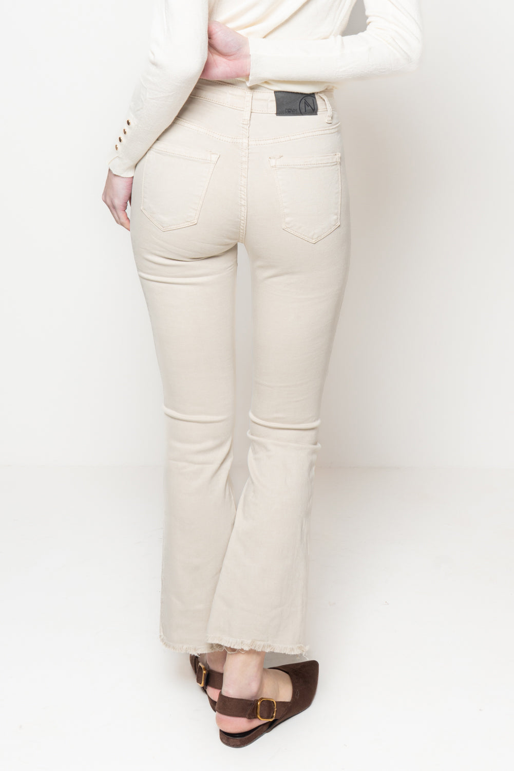 Pantalone flair crop sfrangiato