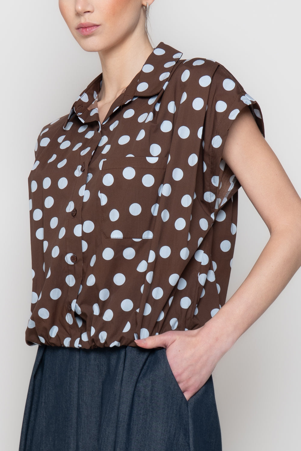 Camicia Smanicata a Pois con Fondo Elasticizzato