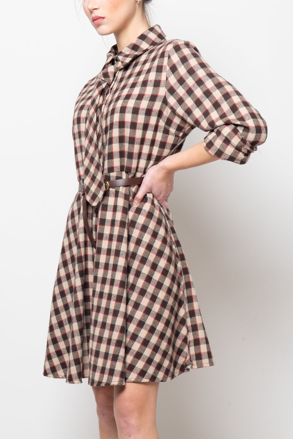 Abito a quadri con cravatta