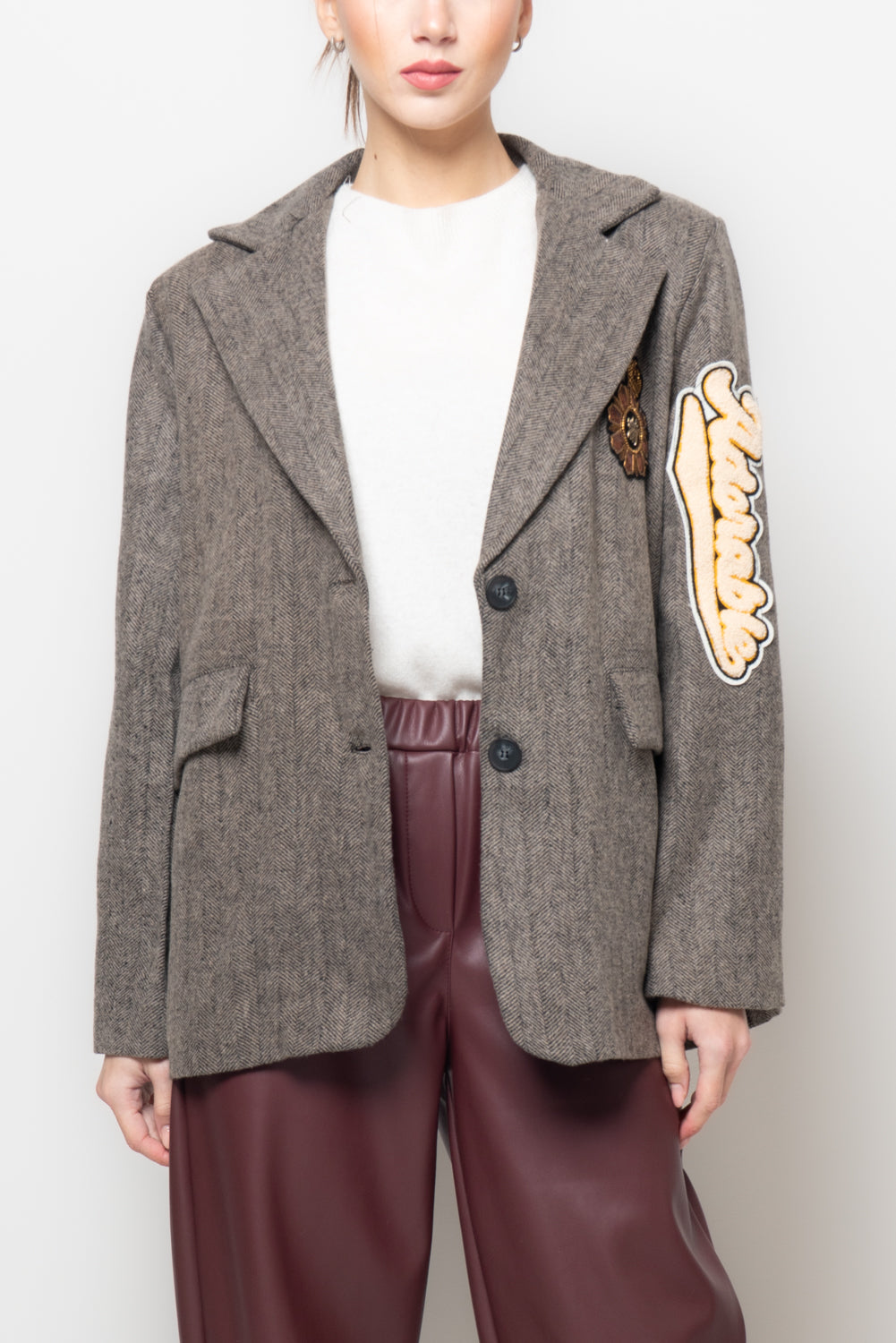 Giacca spigata con applicazioni