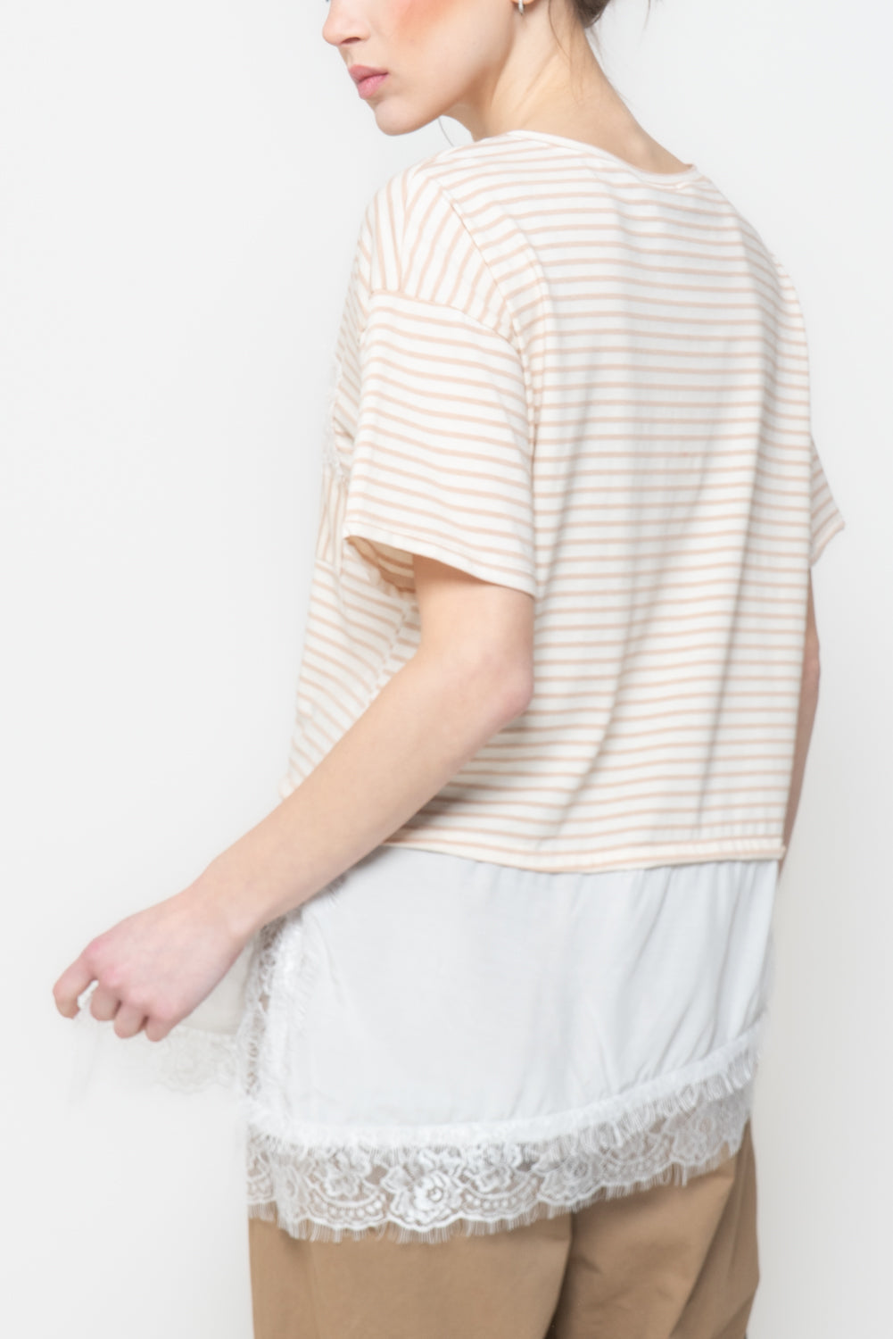 T-shirt a Righe con Dettagli in Pizzo