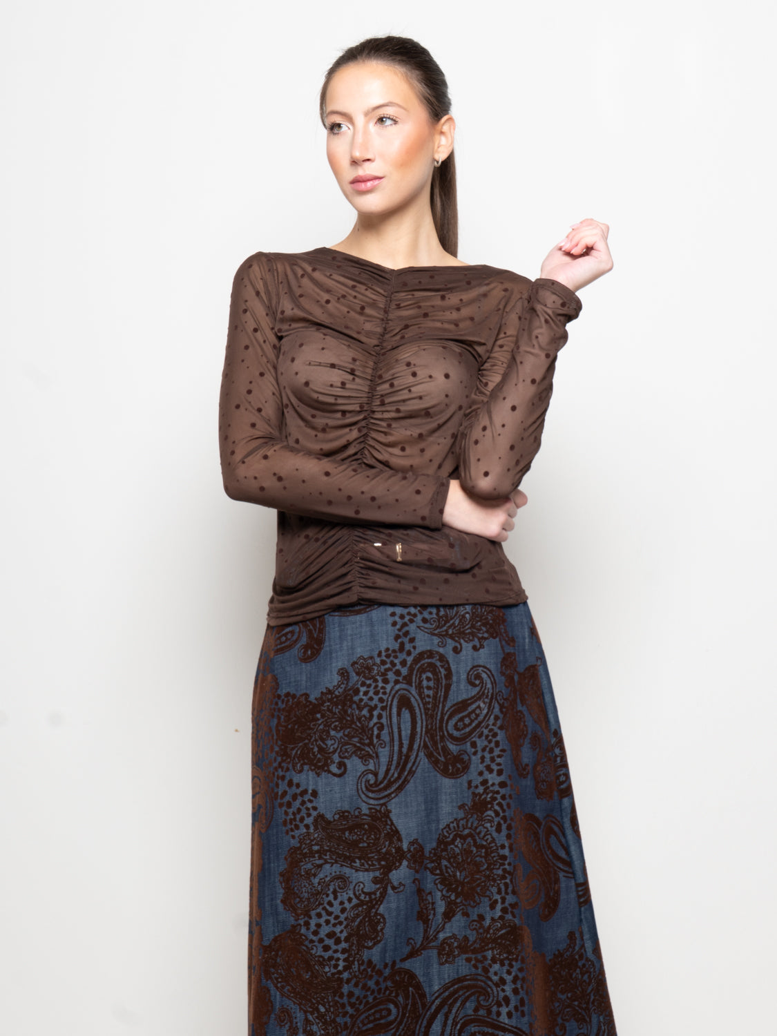 Top in tulle a pois con arricciatura