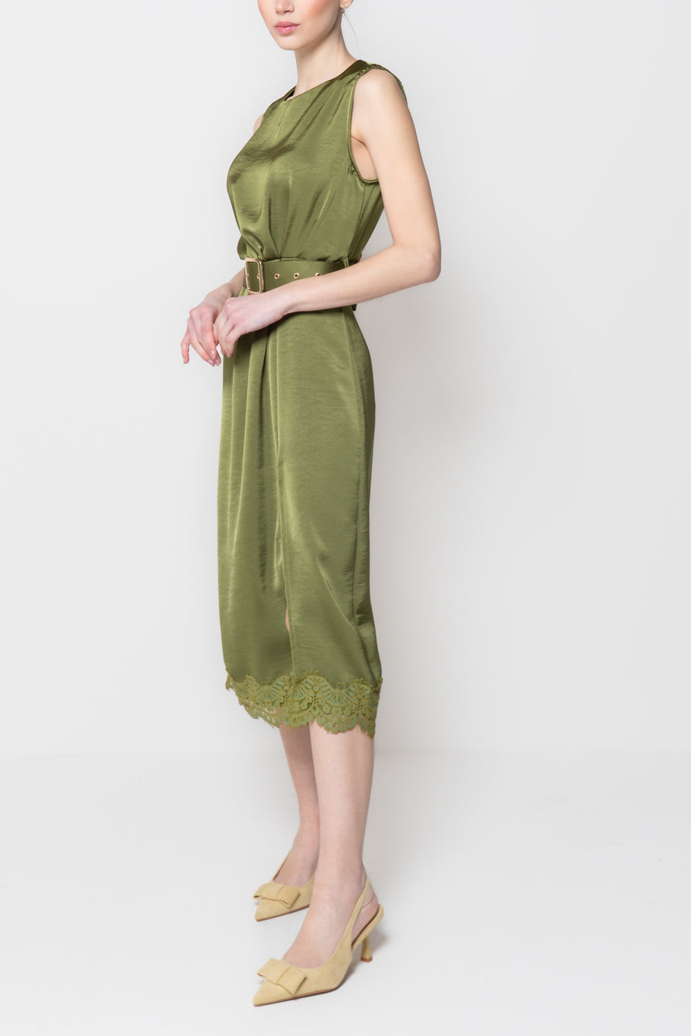 Abito in satin con rifiniture in pizzo