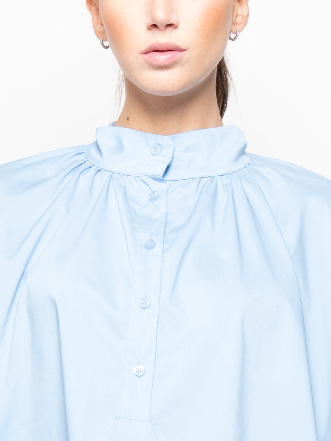 Camicia con collo alla coreana arricciato