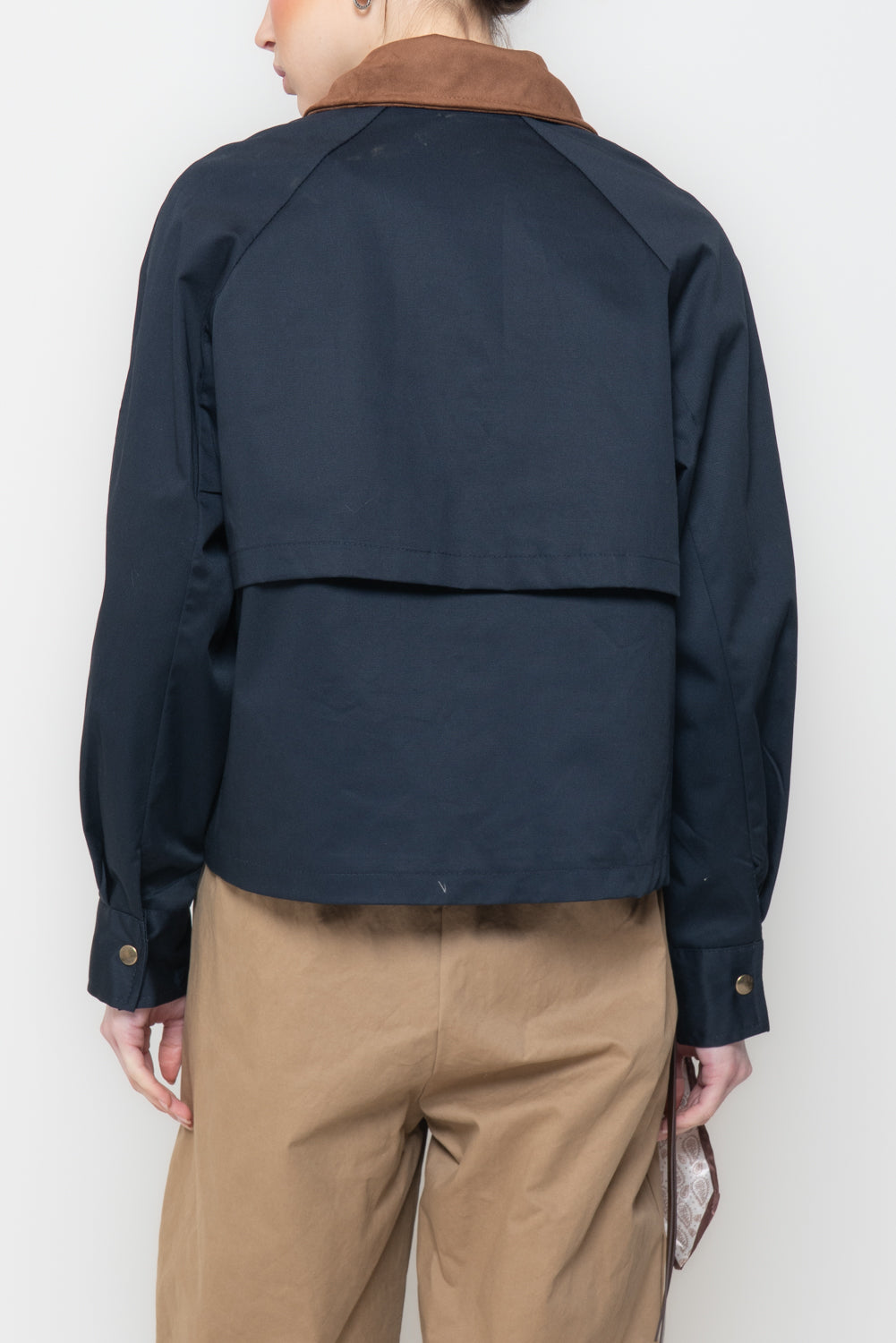 Giacca Crop Strutturata con Colletto a Contrasto